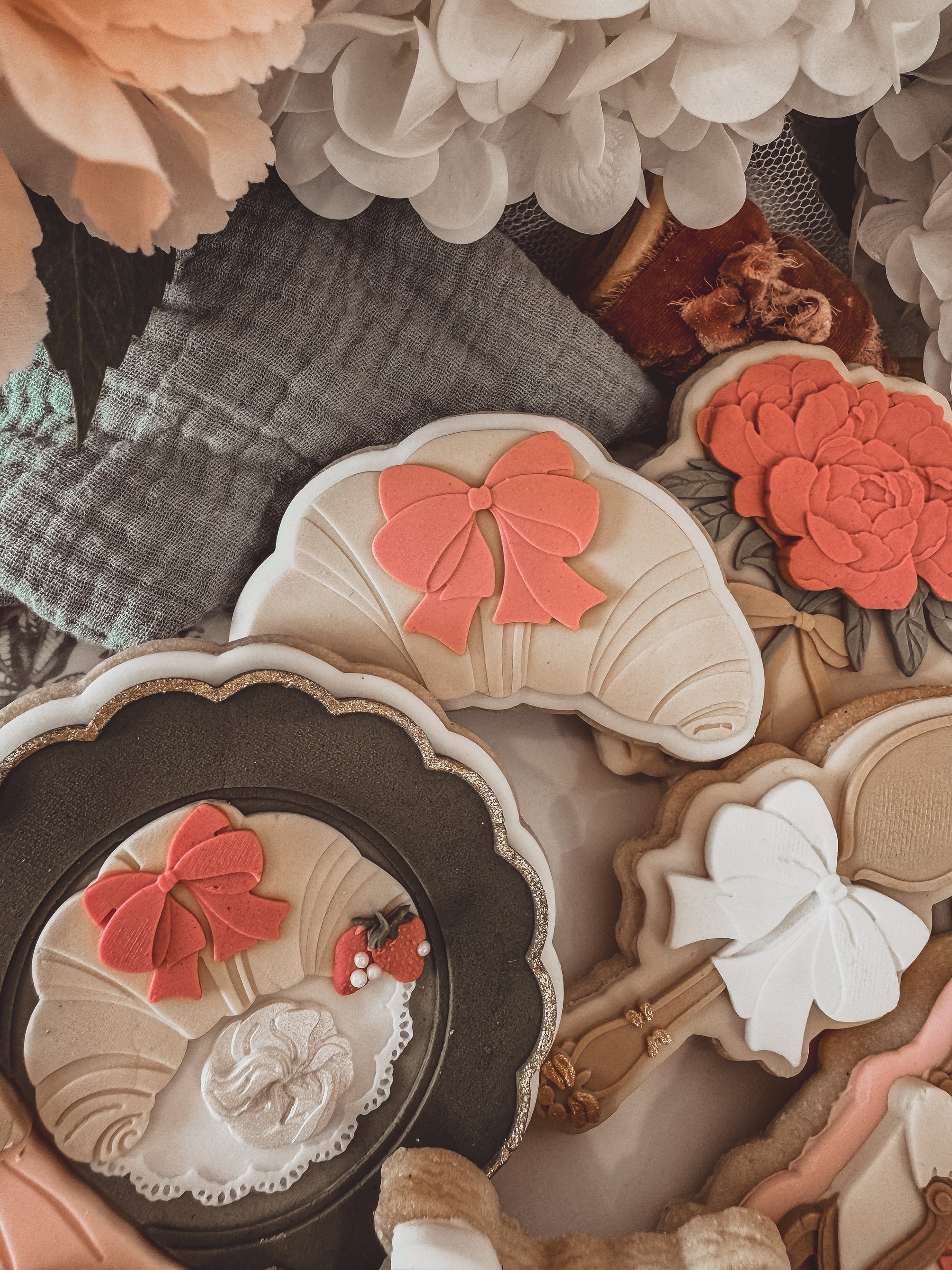 Luxe Dinner Plate With Croissant Cookie Cutter &amp; Stamp