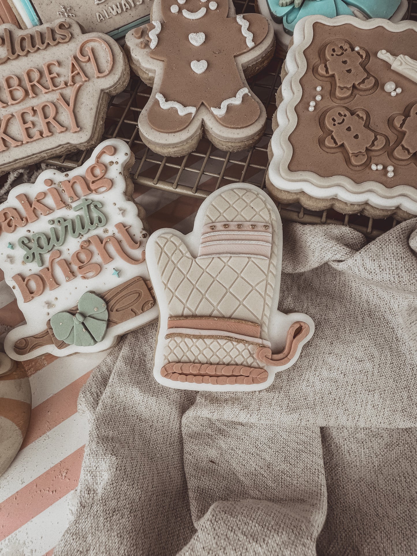 Vintage Oven Mit Cookie Cutter & Stamp
