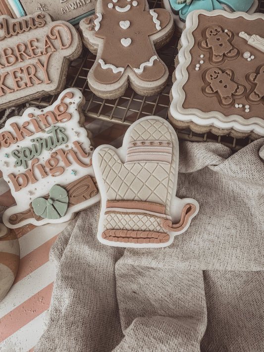 Vintage Oven Mit Cookie Cutter & Stamp